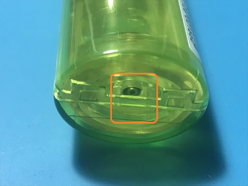穴を開ける前の使い捨てライターの底部分